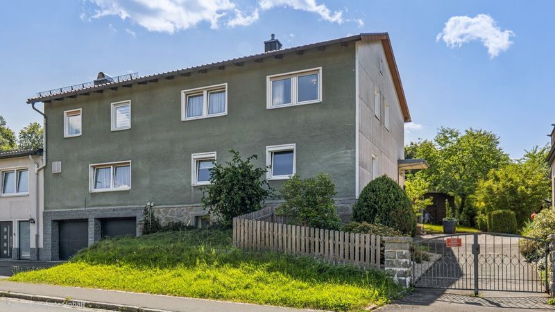 Teilsaniertes Zweifamilienhaus in Ortsrandlage